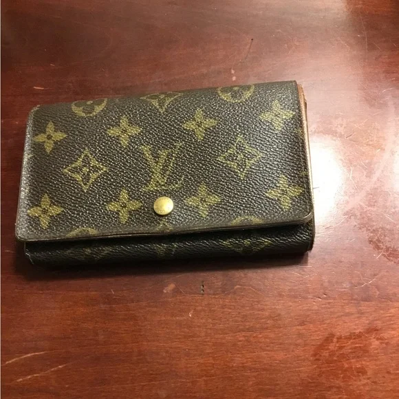 Louis Vuitton Monogram Wallet in Black and Gold - Picture 6 of 16